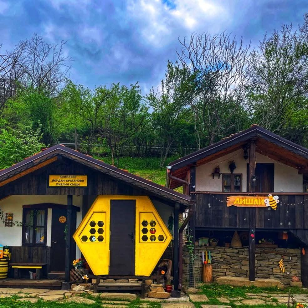 Комплекс "Йордан Братанови“ – Пчелни къщи
