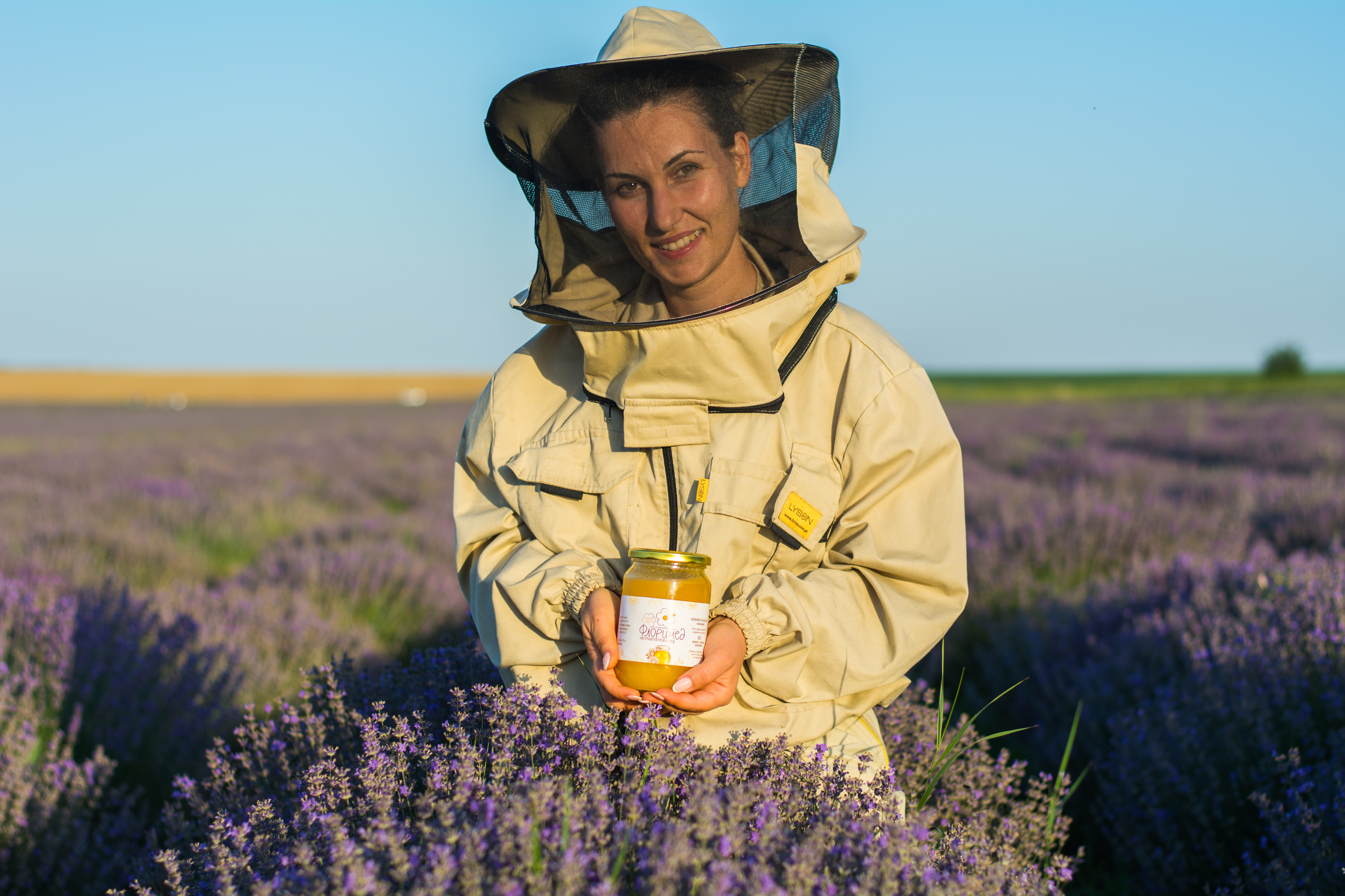 Нашият пчелин е отворен за приятели и съмишленици. Предлагаме дегустации на сезонен мед и демонстрации на традиционни пчеларски практики в автентичната атмосфера на с. Зорница.